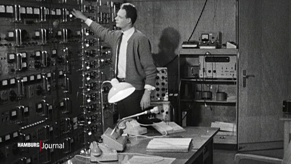 Schwarz-weiß Aufnahme aus den 1960ern. Ein Mann steht im Kontrollzentrum bei der Inbetriebnahme von DESY. © Screenshot 