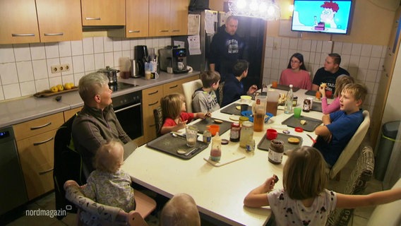 Vollblut-Huforthopädin Catrin Erdmann mit ihrem elf Kindern und ihrem Ehemann in der Küche am Esstisch. © Screenshot 