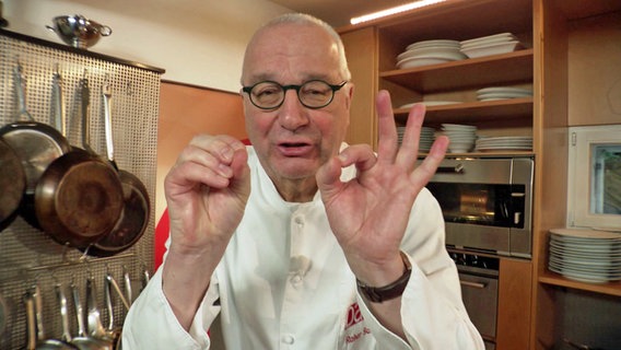 Rainer Sass steht in seinem Kochstudio und redet Richtung Kamera. © Screenshot 