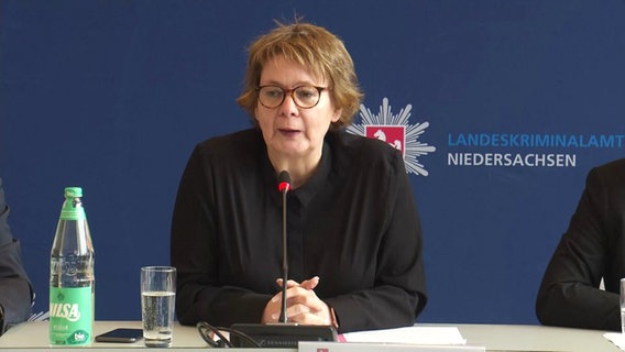 Daniela Behrens (SPD) spricht bei einer Pressekonferenz. © NDR 