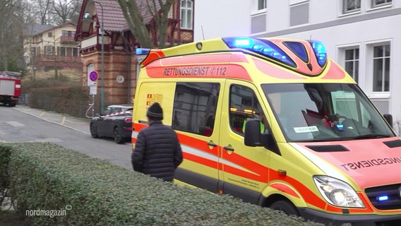 Ein Krankenwagen auf einer Straße. © Screenshot 