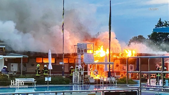 Brennende Gebäude eines Freibades. © Screenshot 