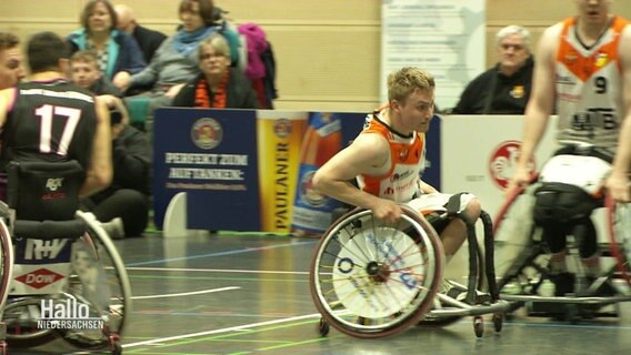 Tobias Hell in einem Rollstuhlbasketball-Spiel. © Screenshot 