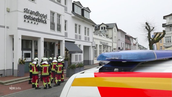 Rettungskräfte stehen vor dem Hotel in Usedom. © Screenshot 