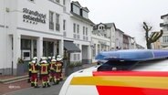 Rettungskräfte stehen vor dem Hotel in Usedom. © Screenshot 