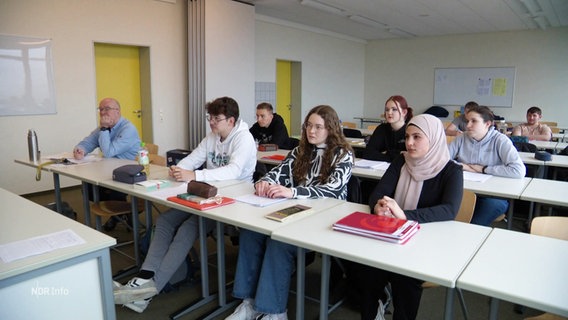 Eine Schulklasse im Teterower Gymnasium. © Screenshot 