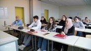 Eine Schulklasse im Teterower Gymnasium. © Screenshot 