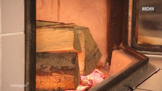 Nahaufnahme von Brennholz in einem Kamin. © Screenshot 