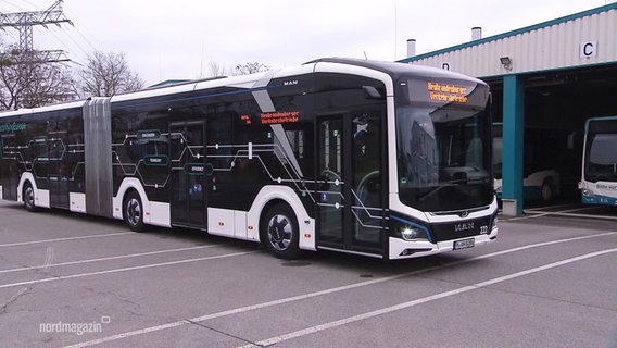 Elektrobus steht auf einem Parkplatz geparkt. © Screenshot 