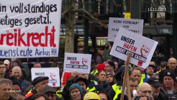 HafenarbeiterInnen protestieren den MSC-Deal vor dem Hamburger Rathaus. © Screenshot 