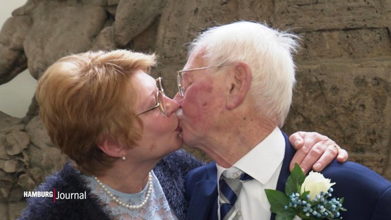 Ein Ehepaar küsst sich. © Screenshot 