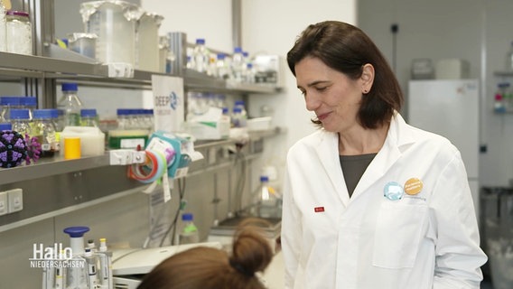 Prpfessor Melanie Brinkmann von der TU Braunschweig steht im Labor. © Screenshot 