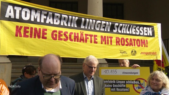 Ein Protestbanner mit der Aufschrift: Atomfrabrik Lingen schliessen. © Screenshot 