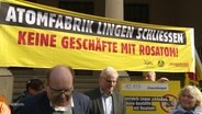 Ein Protestbanner mit der Aufschrift: Atomfrabrik Lingen schliessen. © Screenshot 