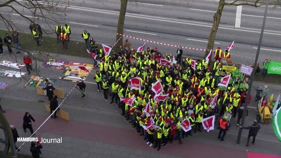 Protestierende der Gewerkschaft bilden ein Herz. © Screenshot 