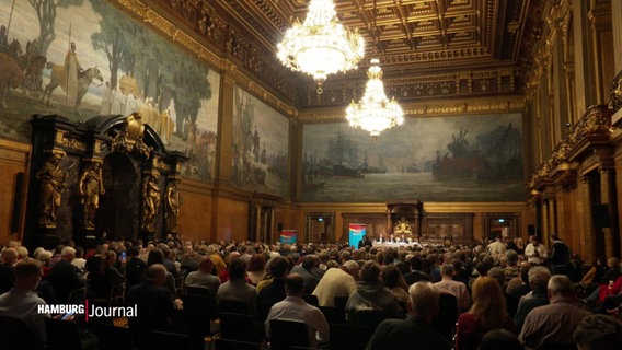 Ein mit Menschen gefüllter Saal im Hamburger Rathaus. © Screenshot 