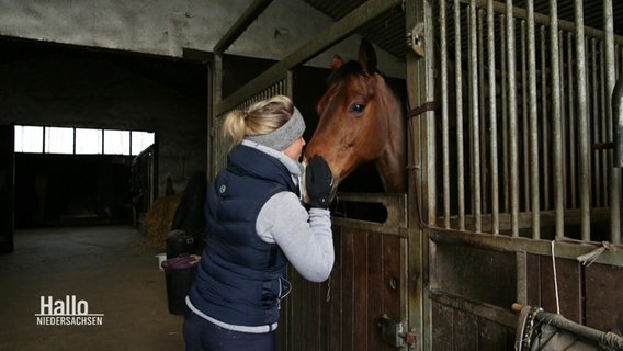 Melanie Wienand begrüßt ihr Pferd im Stall. © Screenshot 