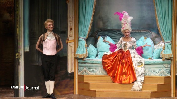 Bühnenbild mit einer Szene aus Marie-Antoinette. © Screenshot 