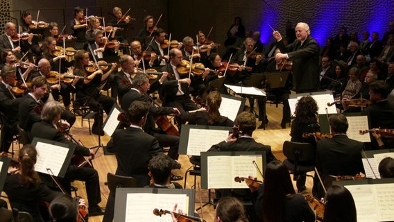 Manfred Honeck dirigiert das NDR Elbphilharmonie Orchester. © Screenshot 