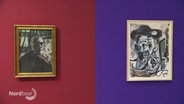 Zwei Gemälde hängen an lila und rot gestrichenen Wänden. © Screenshot 
