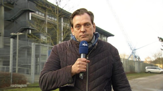 Reporter Jan Didjurgeit steht vor einem Stadion. © Screenshot 