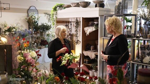 Zwei Frauen stehen in einem Blumenladen und unterhalten sich. © Screenshot 