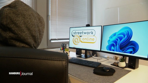 Ein Mann sitzt vor einem Rechner mit einer Kaputze über dem Kopf. © Screenshot 