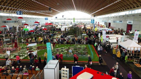 Die Halle der HanseMesse ist voller Stände und Besucher. © Screenshot 