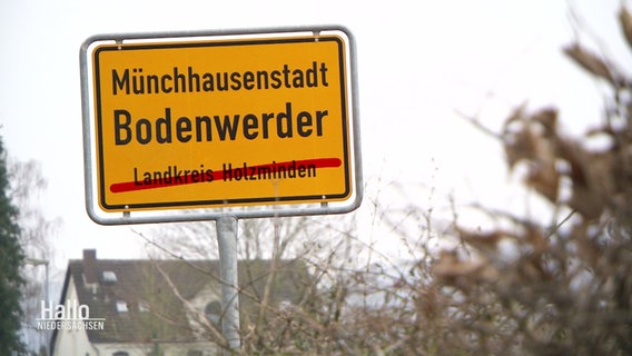 Ein Ortseingangsschild von Münchhausenstadt Bodenwerder, bei dem die Zeile "Landkreis Holzminden" durchgestrichen ist © Screenshot 