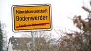 Ein Ortseingangsschild von Münchhausenstadt Bodenwerder, bei dem die Zeile "Landkreis Holzminden" durchgestrichen ist © Screenshot 