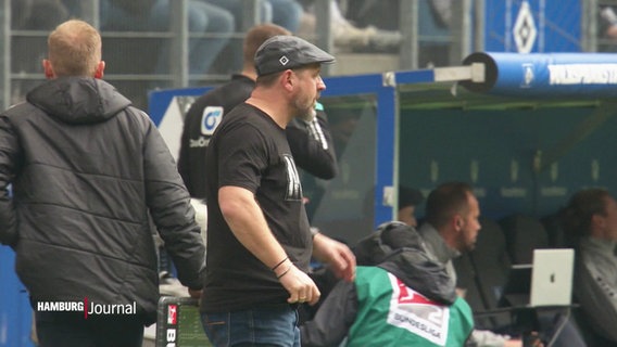 Der Trainer des HSV, Baumgart, an der Seitenlinie. © Screenshot 