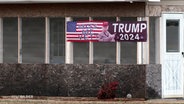Ein Trump-Plakat hängt an einer Hauswand. © Screenshot 