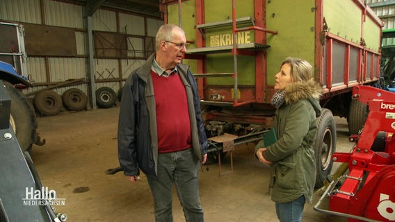 Landwirtschaftskoordinatorin Selina Schmid im Gespräch mit einem Landwirt. © Screenshot 