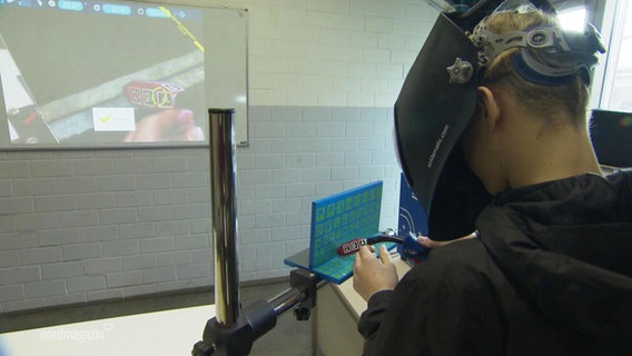 Ein Schüler trägt eine VR-Brille. © Screenshot 