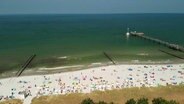 Urlauber liegen an einem Strand. © Screenshot 