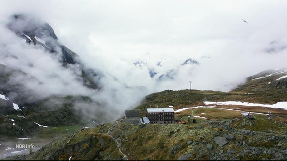 Eine Hütte in den Bergen. © Screenshot 
