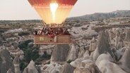 Heißluftballon über Tuffsteinpyramiden © Screenshot 