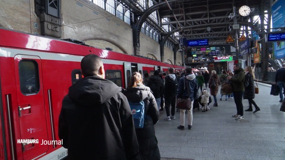 Szene am Hamburger Hauptbahnhof: Menschen steigen in eine S-Bahn ein. © Screenshot 
