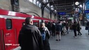 Szene am Hamburger Hauptbahnhof: Menschen steigen in eine S-Bahn ein. © Screenshot 