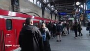 Szene am Hamburger Hauptbahnhof: Menschen steigen in eine S-Bahn ein. © Screenshot 