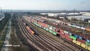 Gleise mit Güterzügen aus der Vogelperspektive. © Screenshot 
