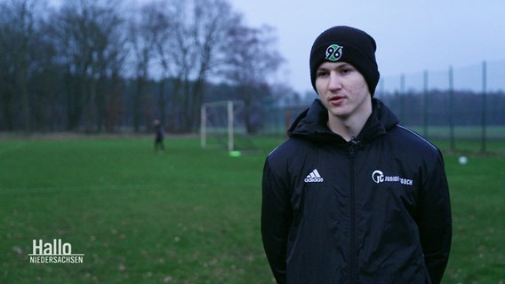 Dominik Stolle auf einem Fußballplatz. © Screenshot 