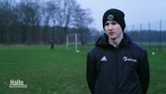 Dominik Stolle auf einem Fußballplatz. © Screenshot 