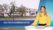 Nachrichtensprecherin Lilli Michaelsen im Studio, links von ihr ein Bild eines Firmengebäudes und die Unterschrift: "Aus für Kuchenmanufaktur". © Screenshot 