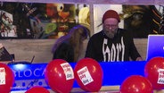 Ein DJ-Pult, geschmückt mit roten Luftballons mit dem Aufdruck: Equal Pay Day. © Screenshot 