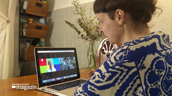 Die Künstlerin Mia schaut auf ihren Laptop. © Screenshot 