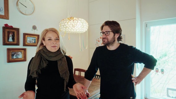 Frau und Mann in Wohnung © Screenshot 