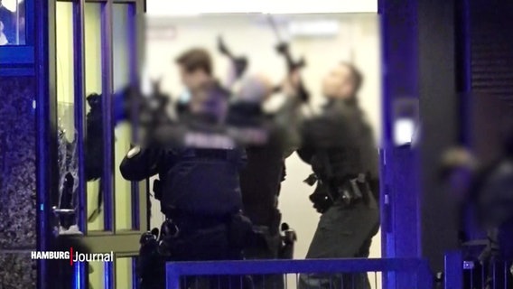 Bewaffnete Polizisten stürmen ins Treppenhaus der Zeugen Jehovas. © Screenshot 