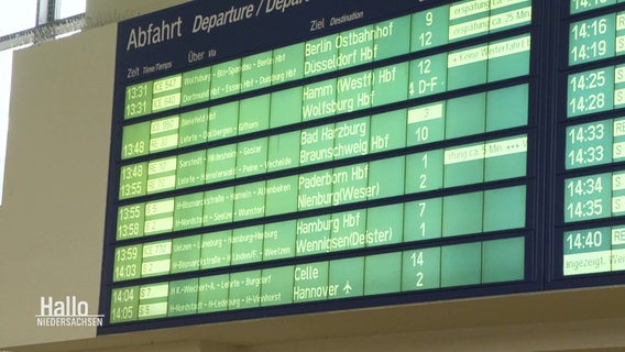 Eine Abfahrtanzeigetafel in einem Bahnhof. © Screenshot 