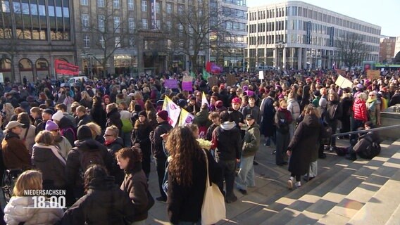 Menschen demonstrieren zum Weltfrauentag in Hannover. © Screenshot 
